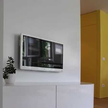 Ideally Located Designer Flat *